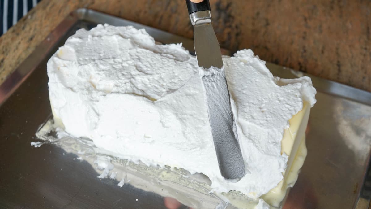 Omelette norvégienne en cours de masquage