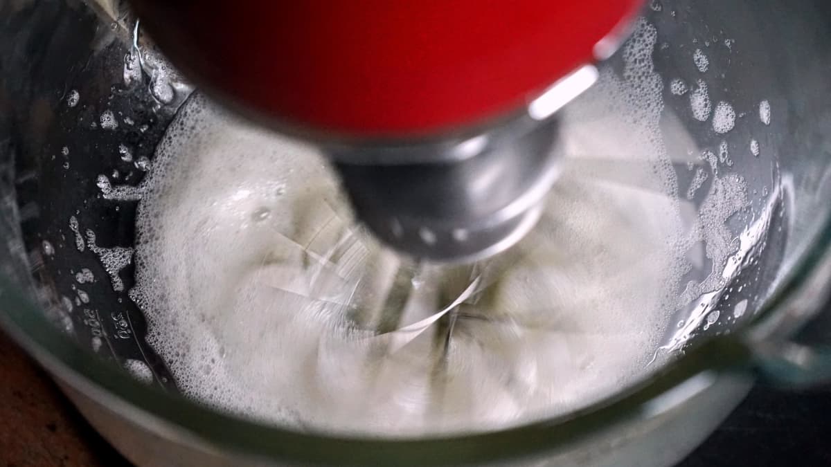 Blancs en neige dans le bol du Kitchenaid