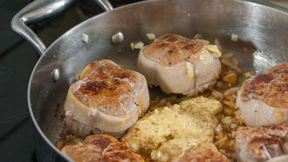 Paupiettes de veau dans une sauteuse inox