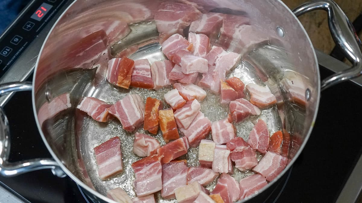 Lardons en train de rissoler dans une sauteuse