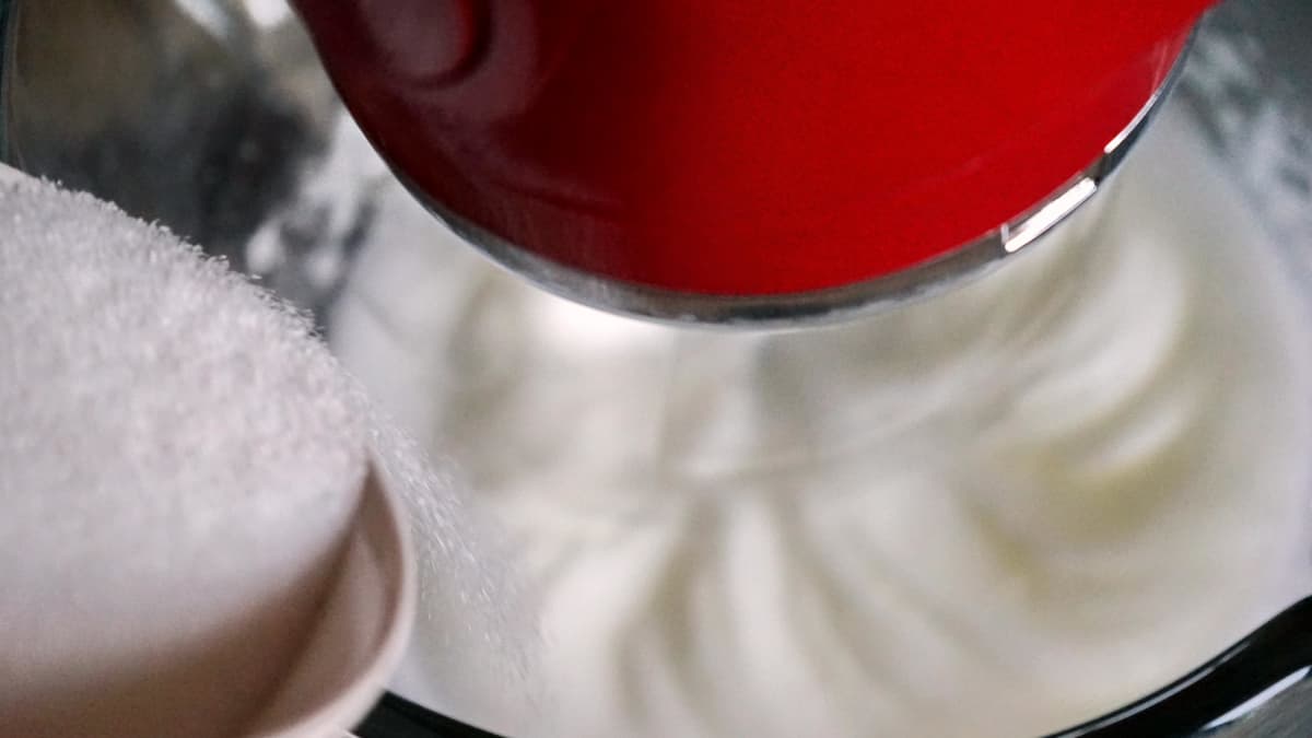 Blancs d'oeufs en neige dans la cuve du Kitchenaid