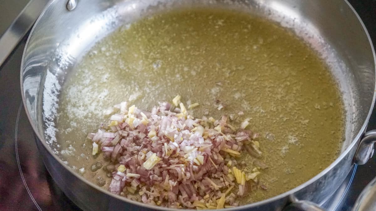 Echalotes suées au beurre dans une poêle