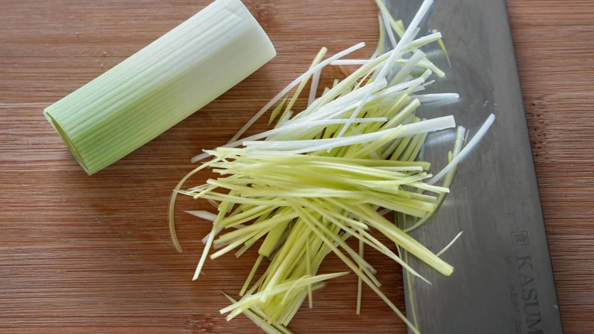 Tronçon de poireau et julienne