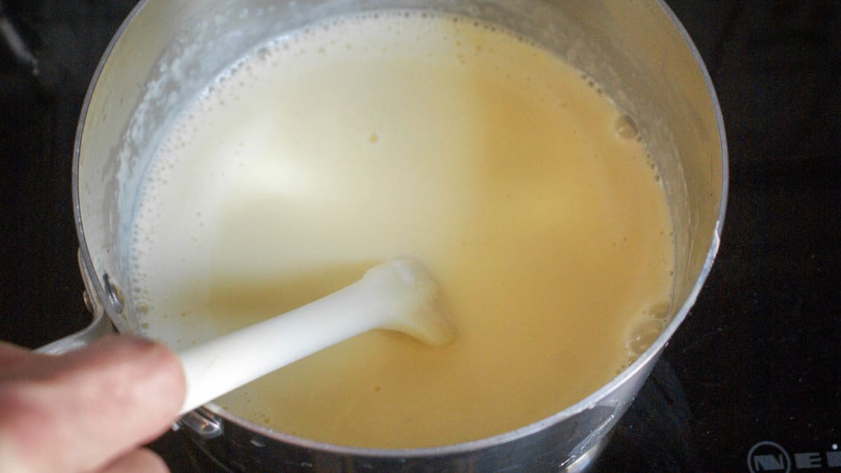 Crème anglaise dans une casserole