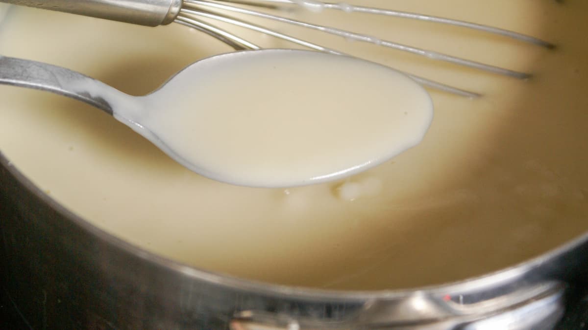 Cuiller de velouté au dessus d'une casserole