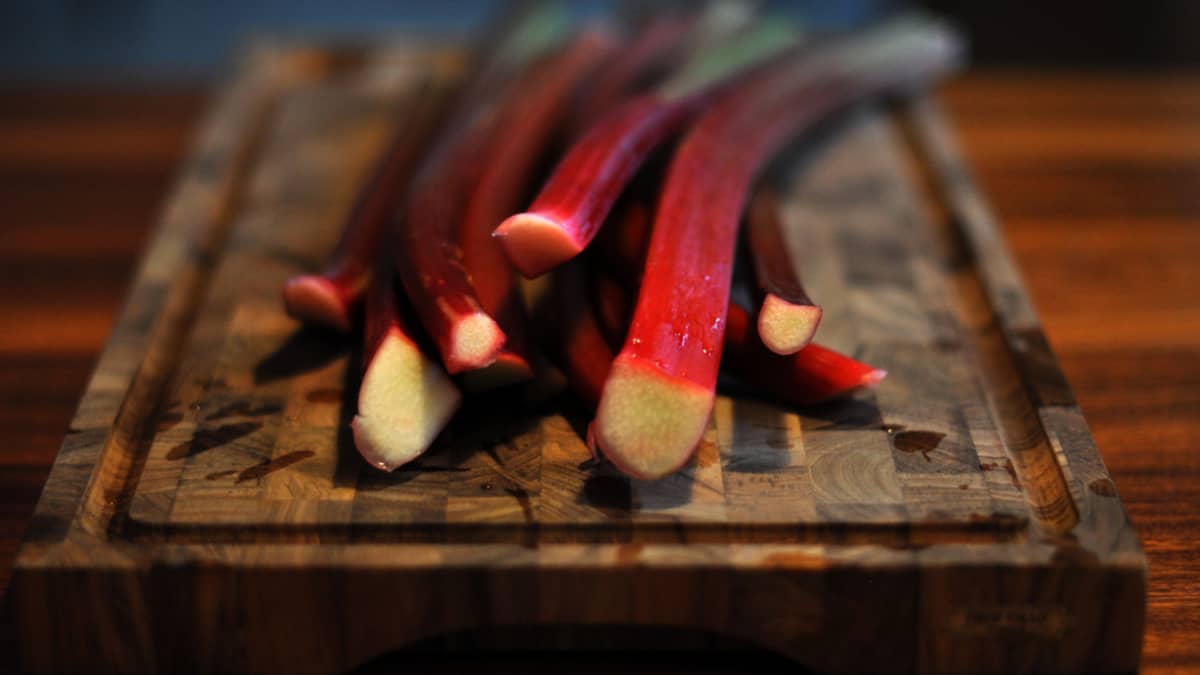 Bâtons de rhubarbe sur planche de bois