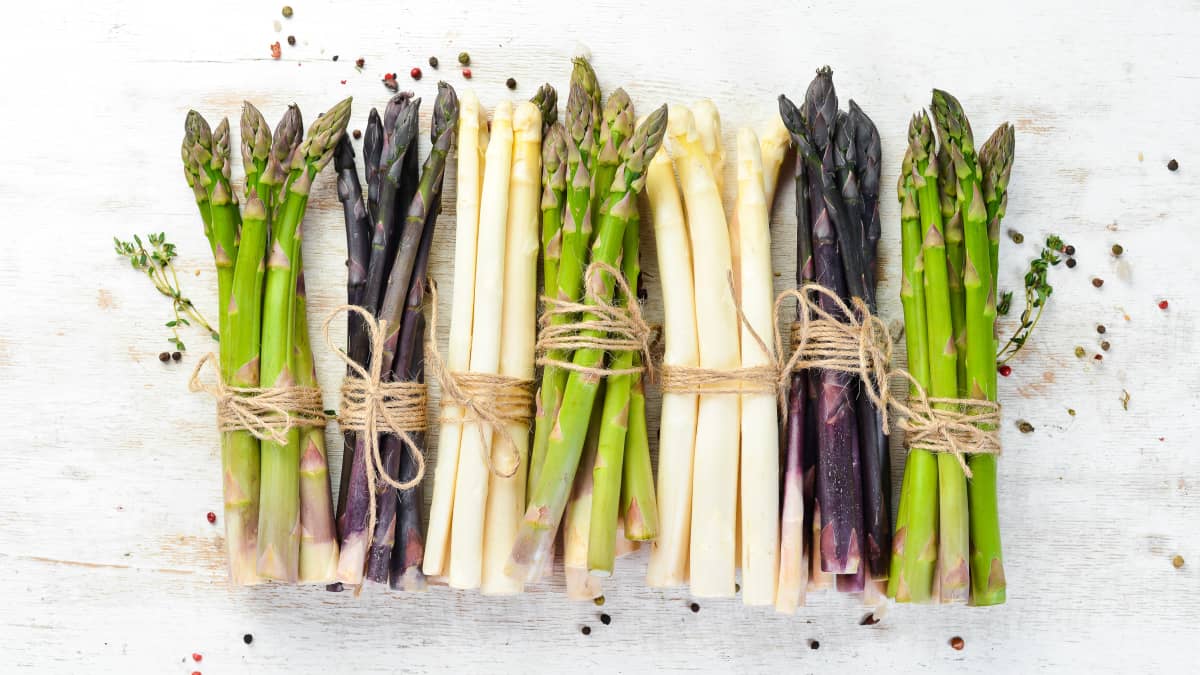 Fagots d'asperges blanches, vertes et violettes.