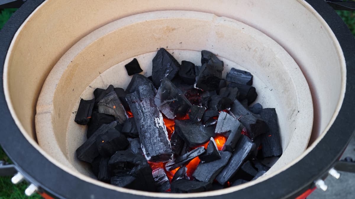 Braises et charbon de bois dans le Kamado Joe