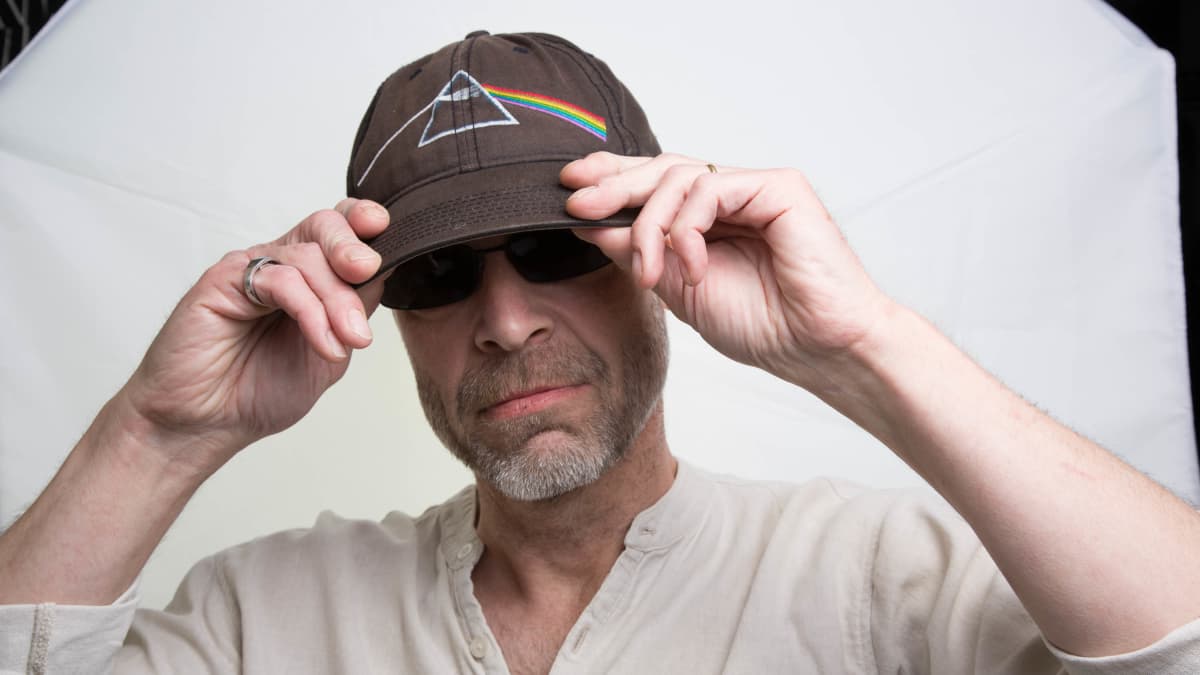 Chef Simon portant lunettes noires et casquette Pink Floyd