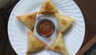 Samoussas sur assiette et sauce