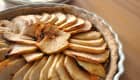 Tarte aux pommes et assiettes blanches