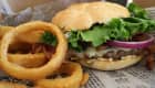 Burger et oignons frits