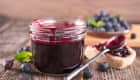 Confiture de mytilles dans un pot et sur tartine