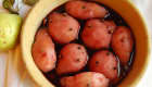 Poires pochées dans le vin rouge