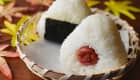 Onigiri dans une assiette en bambou