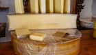 Meule et tranches de fromage Beaufort