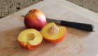 Nectarine ouverte au couteau