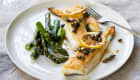Filets de sole au citron, sauce au beurre et aux câpres, et asperges