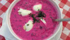 Bol de soupe de betterave et oeufs
