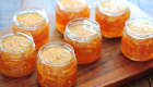 Pots de marmelade d'oranges ouverts