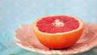 Moitié de pamplemousse rose sur une assiette