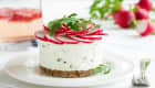 Cheesecake salé avec radis et roquette