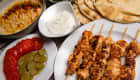 Brochettes de poulet chich taouk, sauce à l'ail, taboulé et houmous