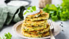 Pile de galettes de légumes et crème