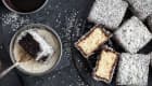 Assiette de lamingtons australiens