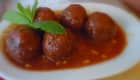 Meat ball en sauce et feuilles de menthe