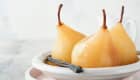 Poires pochées au sirop vanillé.