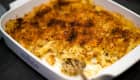Plat de gratin de macaroni entamé