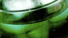 Un verre de sirop de menthe avec des glaçons