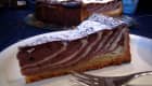 Une part de zebra cake.
