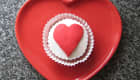 Heart cake dans une assiette en forme de coeur