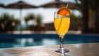 Cocktail orange au bord de la piscine