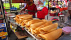Réalisation de crêpes apam balik sur un marché malaisien