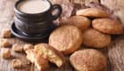 Snickerdoodles et café au lait sur table en bois.