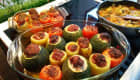 Tomates, courgettes et poivrons farcis dans un plat à four