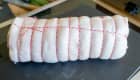 Rôti de porc bardé et ficelé