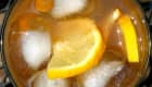 Limonade et glaçons dans un verre