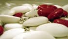 Dragées rouges et blanches