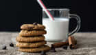 Cookies au chocolat et verre de lait