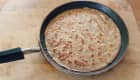 Crêpe sans gluten cuite dans une poêle