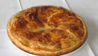 Galette des rois sur papier blanc