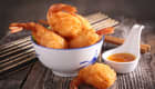 Beignets de crevettes dans un bol sur table en bois
