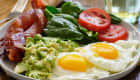 Assiette keto avec oeufs, bacon et avocat