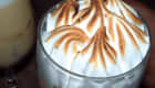 Meringue sur une coupe d'entremets