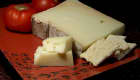Fontina sur un plateau à fromage