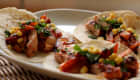 Tacos au poulet grillé, oignon, poivron, coriandre et épi de maïs